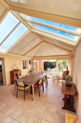- une véranda avec une table et des chaises dans l'établissement Grande maison 4 chambres 5 lits Les Sables d'Olonne, à Les Sables-dʼOlonne