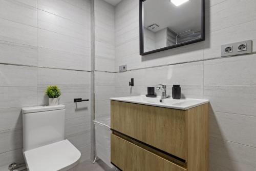 Europa Sur - Pet-Friendly 8th-Floor Apartment for 5 with Balcony, Lift and AC