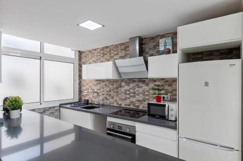 Europa Sur - Pet-Friendly 8th-Floor Apartment for 5 with Balcony, Lift and AC