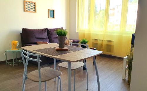 a living room with a table and a couch at Appart Confortable à Tulle - Bien situé - Calme in Tulle