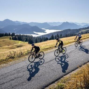un groupe de personnes à vélo sur une route dans l'établissement House near Annecy & Semnoz, à Quintal