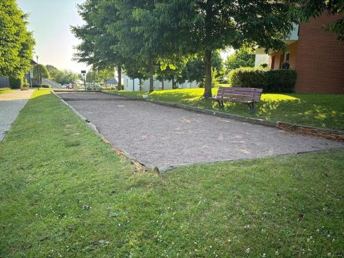 Photo de la galerie de l'établissement appartement en résidence privée avec piscine proche Honfleur, à La Rivière-Saint-Sauveur