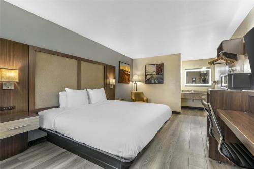 a hotel room with a large bed and a kitchen at Best Western Salisbury Plaza in Salisbury