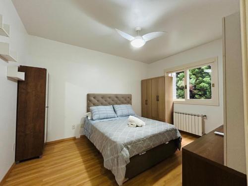 Postel nebo postele na pokoji v ubytování Solar dos Alpes, apto com Lareira em Canela