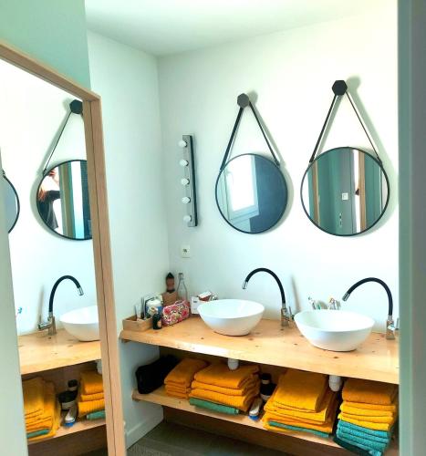 une salle de bain avec deux lavabos et deux miroirs dans l'établissement La Maison des Tuileries, à Saint-Rémy-de-Provence