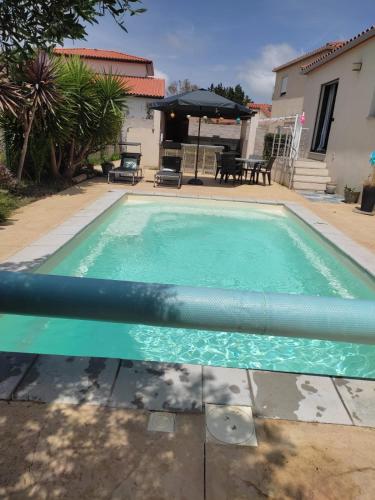 une piscine dans une cour avec une maison dans l'établissement Villa avec piscine - mer Méditerranée sud de la France, à Torreilles