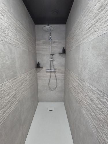 La salle de bains est pourvue d'une douche. dans l'établissement Xclusif Love room, à Oppy