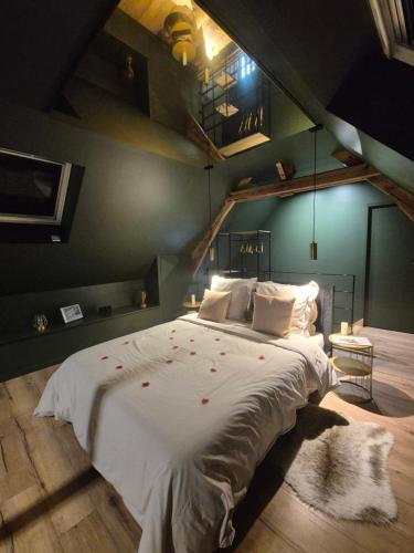 une chambre avec un grand lit avec des fleurs rouges dessus dans l'établissement Xclusif Love room, à Oppy