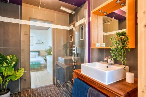 une salle de bain avec un lavabo et une douche dans l'établissement Charmante maison indépendante avec terrasse verdoyante au calme absolu aux portes de Paris, à Houilles