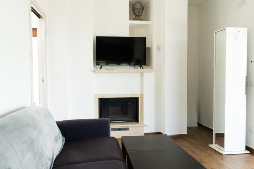 TV a/nebo společenská místnost v ubytování Agriturismo L'Oasi