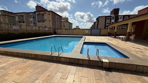 a swimming pool with tongs on the side of a building at Apartamento no Athenas Park V 2o Andar in São Luís