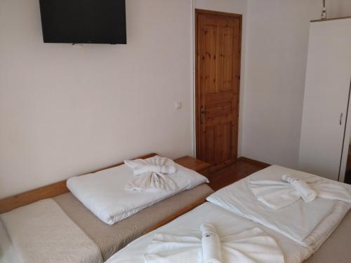 Ein Bett oder Betten in einem Zimmer der Unterkunft Gästehaus Edelweiss Olympiada Halkidikis