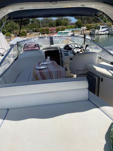 HEBERGEMENT INSOLITE SUR UN BATEAU À QUAI