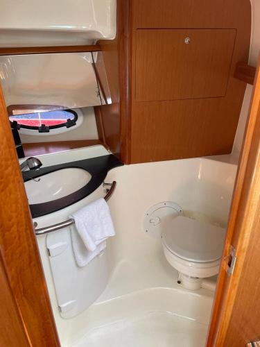 une petite salle de bain avec toilettes et lavabo dans l'établissement HEBERGEMENT INSOLITE SUR UN BATEAU À QUAI, à La Londe-les-Maures