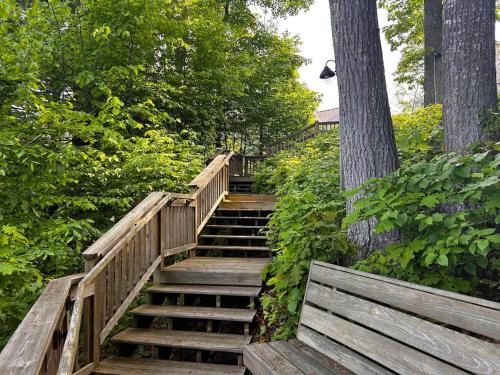 Κήπος έξω από το NEW Snug Harbour on Big Glen Lake