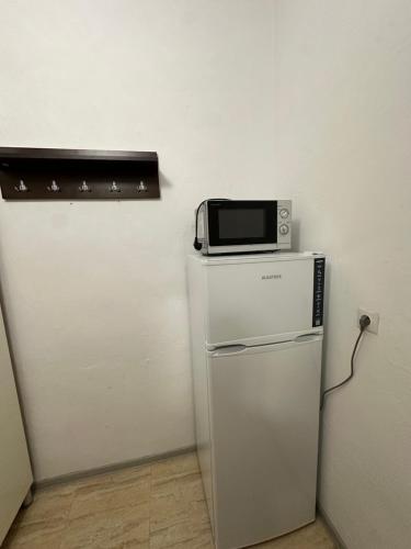 a microwave sitting on top of a refrigerator at Apartament Salina Turda in Turda