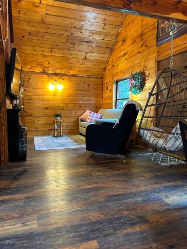 Χώρος καθιστικού στο Homestead Cabin Red River Gorge