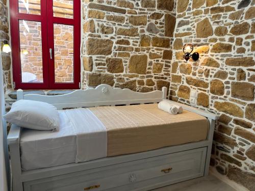Ένα ή περισσότερα κρεβάτια σε δωμάτιο στο Rodakas Rooms-Dafni