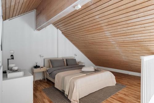 a bedroom with a bed and a wooden wall at Lägenhetshotell Varvet in Ellös