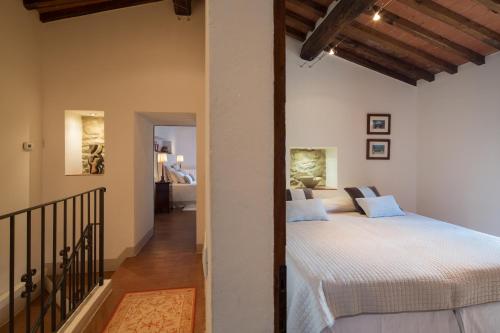 een slaapkamer met een groot bed in een kamer bij Villa Valerie in Cortona