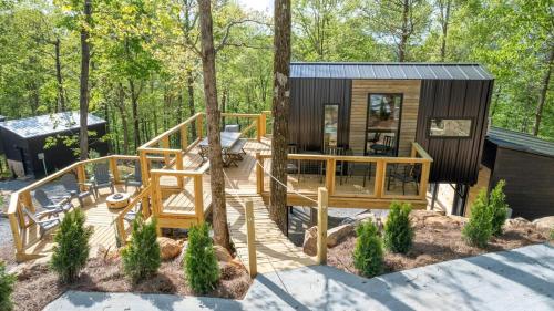 Taman di luar The Fox Tail Pine Treehouse at Treetop Escapes