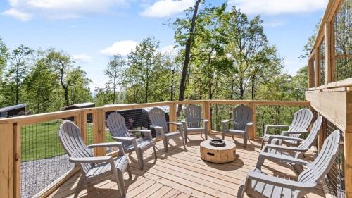Balkoni atau teres di The Fox Tail Pine Treehouse at Treetop Escapes