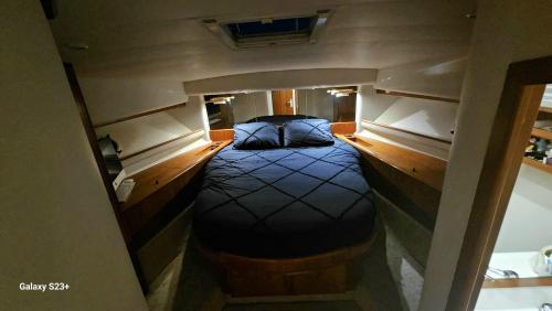 Postel nebo postele na pokoji v ubytování yacht Twenty Seven