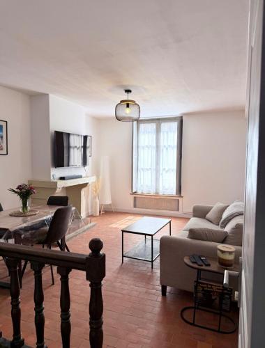 ein Wohnzimmer mit Sofa und Tisch in der Unterkunft Art district Triplex next to Royal Castle in Blois