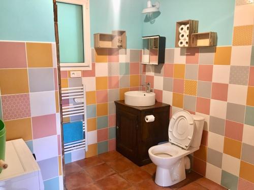 une salle de bain avec toilettes et lavabo dans l'établissement La campagne à 500m de la plage, à Plouha
