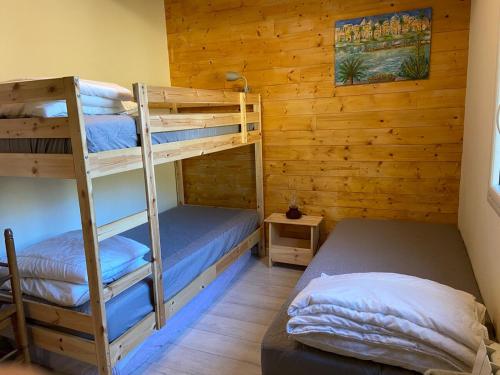 - une chambre avec 2 lits superposés dans une cabine dans l'établissement La campagne à 500m de la plage, à Plouha