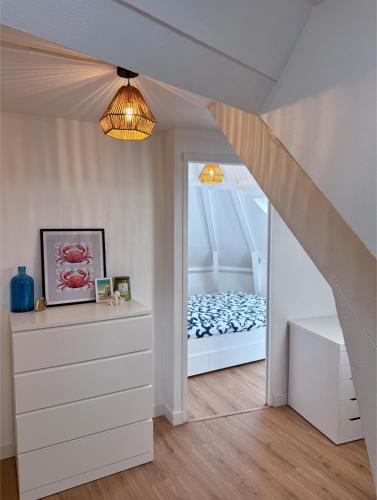 une chambre avec un lit et un escalier dans l'établissement Art district Triplex next to Royal Castle, à Blois