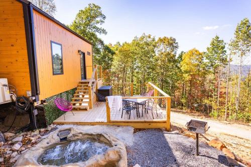 Balkoni atau teres di Blooming Redbud Treehouse with private hot tub