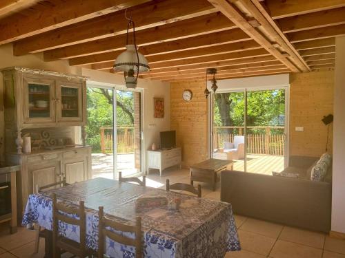 une cuisine et une salle à manger avec une table et des chaises dans l'établissement La campagne à 500m de la plage, à Plouha