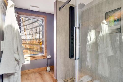 Bilik mandi di Blooming Redbud Treehouse with private hot tub