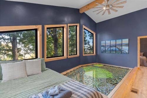 Πισίνα στο ή κοντά στο Dreams of Spring at Magnolia Treehouse