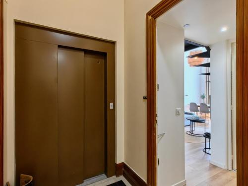 une porte donnant sur un couloir avec une salle à manger. dans l'établissement Le Rossini by Bookking Guys, à Nice
