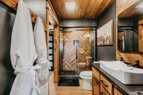 Bilik mandi di Live Oak Treehouse at Treetop Escapes