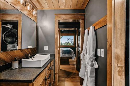 Gambar di galeri bagi Live Oak Treehouse at Treetop Escapes di Wildwood