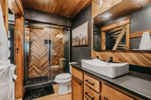 Bilik mandi di Live Oak Treehouse at Treetop Escapes