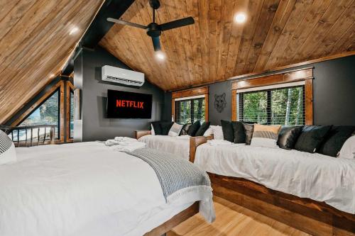 Katil atau katil-katil dalam bilik di Live Oak Treehouse at Treetop Escapes