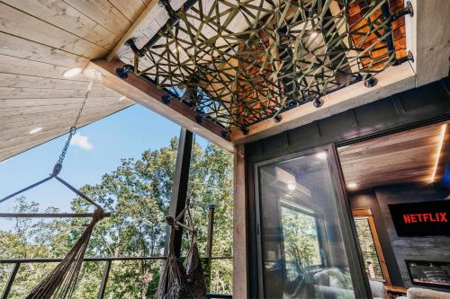 Gambar di galeri bagi Live Oak Treehouse at Treetop Escapes di Wildwood