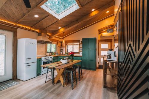 Dapur atau dapur kecil di Autumn Blaze at Maple Treehouse