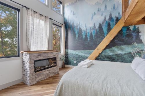 Ένα ή περισσότερα κρεβάτια σε δωμάτιο στο The Evergreen Treehouse with Winter Views