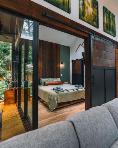 Postel nebo postele na pokoji v ubytování Summer Breeze at Willow Treehouse -Treetop Escapes