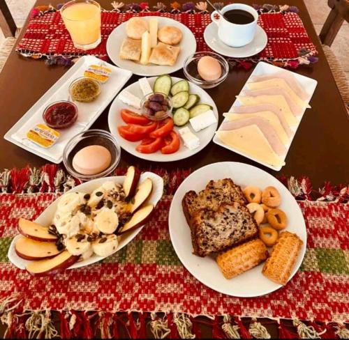 Apartments Gonies - Afroditi في Goníai: طاولة عليها أطباق طعام