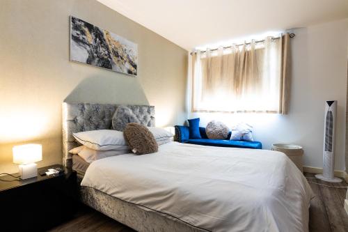 Postel nebo postele na pokoji v ubytování FIve Star Rated Condo
