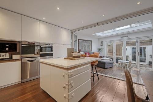 Gallery image of Stunning 4 Bedroom, 3 Bathroom House with Private Hottub & Gym - Escape London, in Lonon in London