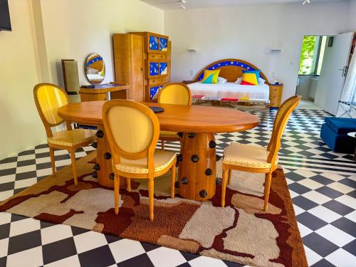 une salle à manger avec une table et des chaises en bois dans l'établissement La Galerie, maison de charme au coeur du Luberon, à Saint-Saturnin-lès-Apt
