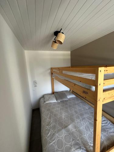 - une chambre mansardée avec des lits superposés dans l'établissement L Évidence, 4 à 5 couchages, 1 chambre, cellier, Meublé de Tourisme 3 étoiles, vue dégagée, parking gratuit, à Chamrousse