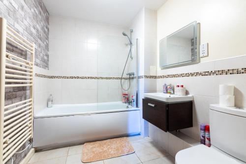 Koupelna v ubytování FIve Star Rated Condo